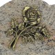 Plaque funéraire pas cher en granit rose sur pieds bronze petite rose